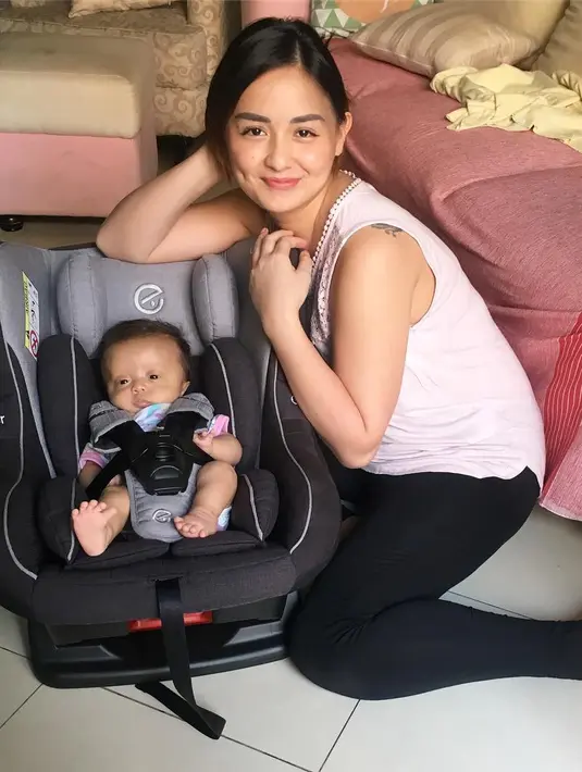 Anak keempat Joanna lahir prematur pada 24 Mei 2017 silam. Bayi yang diberi nama Ziona Eden Alexandra Panggabean itu ada masalah dengan paru-paru dan kakinya yang belum sempurna. (Instagram/joannaalexandra)