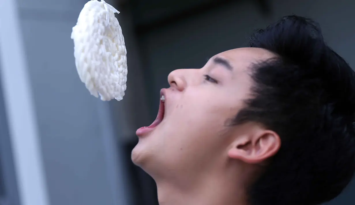 "Cassy yang menang. Dah lama emang ga main. Kurang lebih sih seri, dia udh abis lebih banyak dari aku," imbuh Randy. "Kerupuk yang ada masuk mata. Saya mah udah biasa ngalahin Randy Martin," sambung Cassie. (Nurwahyunan/Bintang.com)