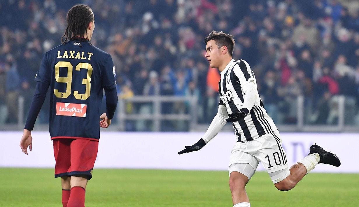 Striker Juventus, Paulo Dybala, melakukan selebrasi usai mencetak gol ke gawang Genoa pada laga Coppa Italia di Stadion Allianz, Turin, Kamis (21/12/2017). Juventus menang 2-0 atas Genoa. (AP/Alessandro di Marco)