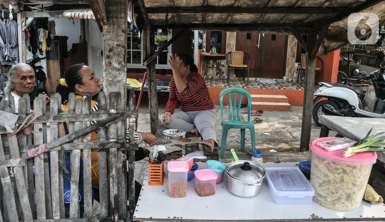 Warga saat berjualan makanan ringan di perkampungan kumuh kawasan Semper, Cilincing, Jakarta, Selasa (12/10/2021). Data Badan Pusat Statistik (BPS) Provinsi DKI Jakarta per September 2021 mencatat, jumlah penduduk miskin di Ibu Kota mencapai 362 ribu jiwa. (merdeka.com/Iqbal S. Nugroho)