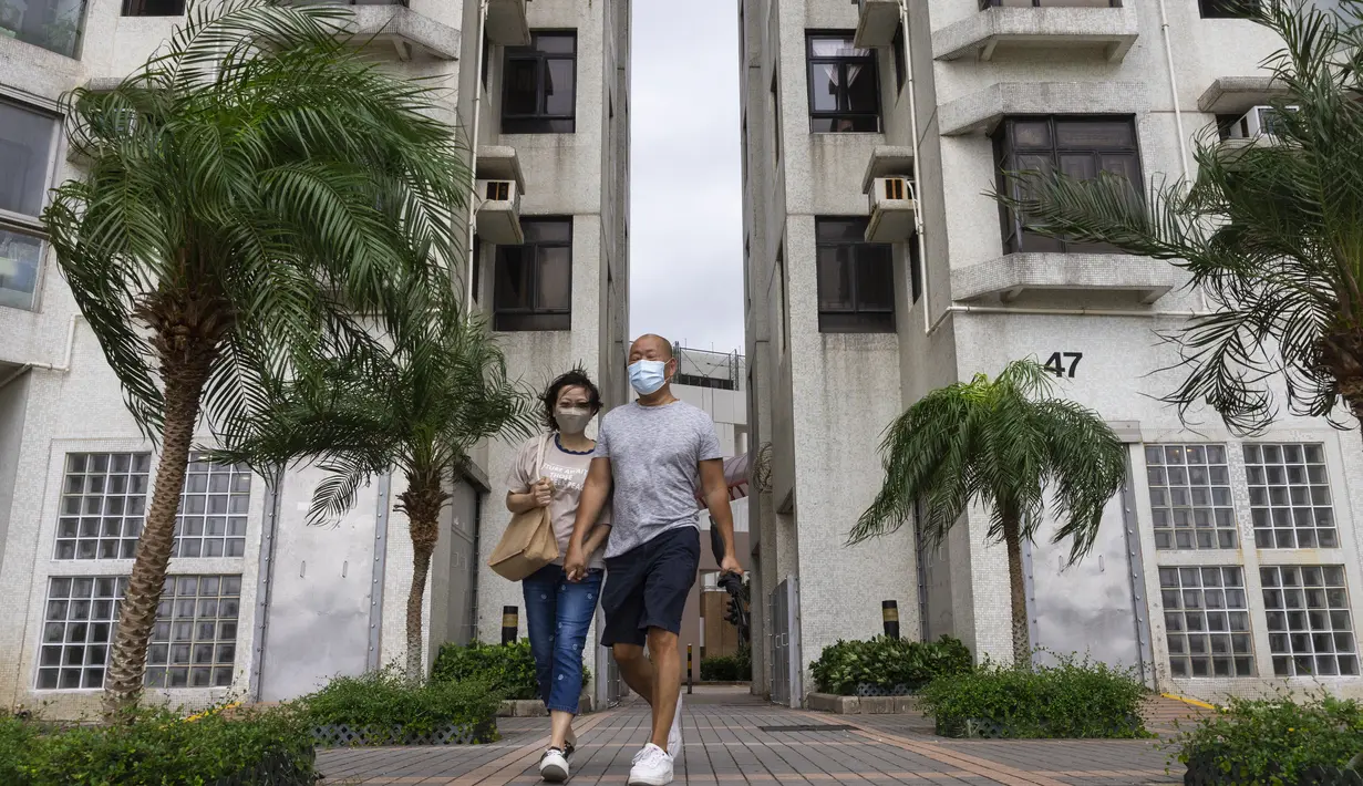 Saat pusat keuangan ini bersiap menghadapi cuaca hujan dan berangin, lebih dari 100 orang mengungsi ke tempat penampungan sementara. (AP Photo/Louise Delmotte)