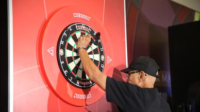 Main darts sambil nonton bareng Premier League