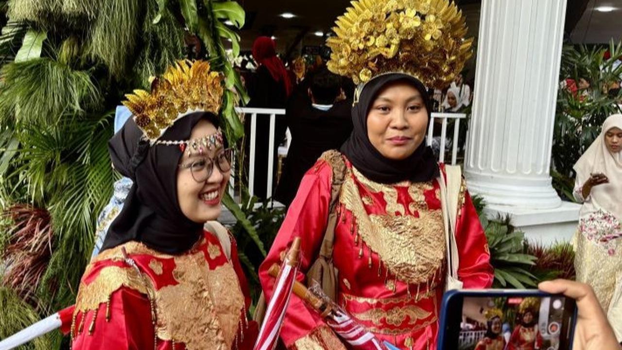 Istana Merdeka Semarak Jelang Upacara HUT ke-80 RI, Warga Tampil dalam Balutan Adat Nusantara