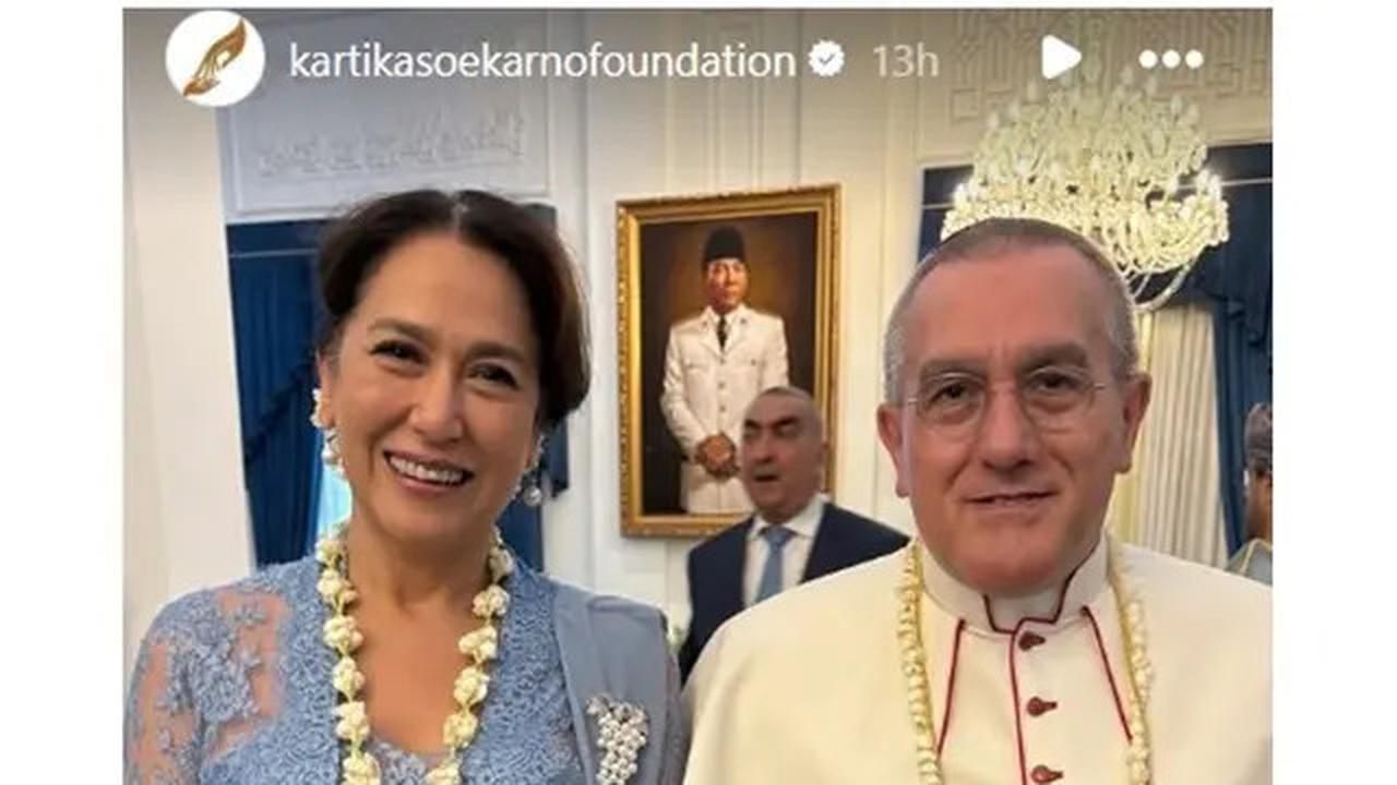 6 Potret Kartika Sari Dewi Soekarno Berkebaya Biru Hadiri HUT RI di Istana Merdeka