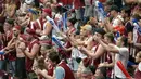 Layaknya suporter sepak bola, ribuan fans Latvia penuh semangat memberi dukungan untuk tim asuhan pelatih Luca Banchi. (BAY ISMOYO/AFP)