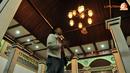 Para Jamaah terlihat begitu khusyuk menjalani sholat di dalam masjid yang begitu dikeramatkan ini.(Liputan6.com/Abdul Aziz Prastowo)