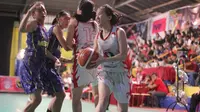 Shooting guard Merah Putih Samator, Isabelle Suryaman, saat berebut bola dengan pemain Tanago Frisian Jakarta pada ajang Srikandi Cup 2017, Selasa (28/11/2017).(Bola.com/Andhika Putra)
