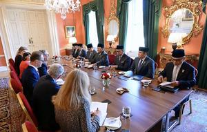 Presiden Prabowo Subianto dan Perdana Menteri (PM) Inggris, Keir Starmer menanandatangani nota kesepahaman (MoU) pembangunan kapal penangkap ikan. Kerja sama ini dalam rangka mendorong pertumbuhan ekonomi sektor perikanan dan mengelola kekayaan laut Indonesia. (Foto: Instagram Sekretariat Kabinet)