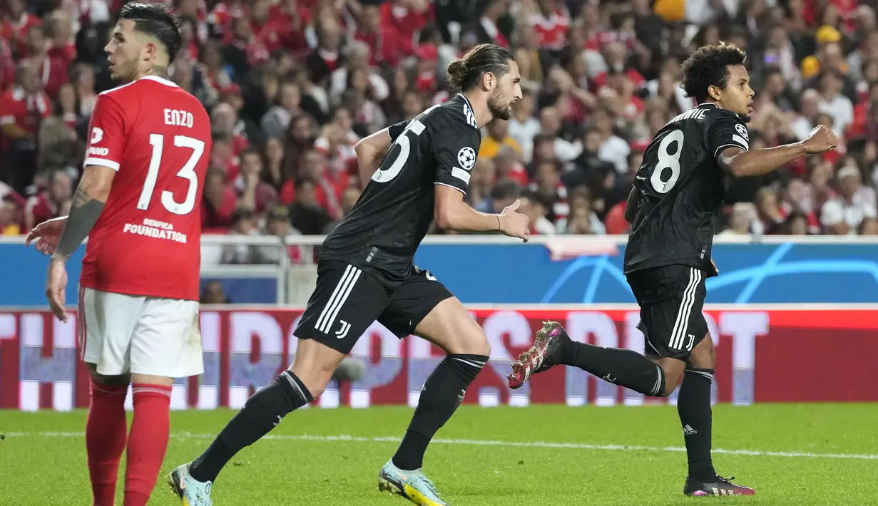 Bahkan hanya berselang dua menit Juventus behasil mempersempit jarak menjadi 3-4 lewat gol Weston McKennie. Sayang, Juventus sudah kehabisan waktu untuk mencari gol berikutnya. Hingga laga usai skor 4-3 untuk kemenangan Benfica tetap bertahan. (AP/Armando Franca)