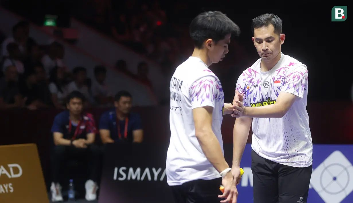 Ganda putra Indonesia Sabar Karyaman Gutama / Moh Reza Pahlevi Isfahani tampak kecewa setelah ditaklukkan wakil Korea Selatan Kim Won Ho / Seo Seung Jae, pada final Indonesia Open 2025 di Istora Senayan, Jakarta, Minggu (8/6/2025). (Bola.com/M Iqbal Ichsan)