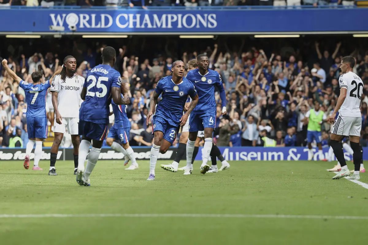 Selebrasi penyerang Chelsea Joao Pedro usai menjebol gawang Fulham di pekan ketiga Premier League 2025/2026 di Stamford Bridge, Sabtu (30/08/2025) malam WIB. (AP Photo/Ian Walton)