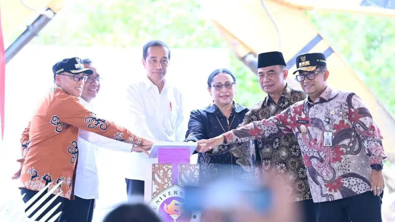 Presiden Jokowi bersama Menko PMK Muhadjir Effendy saat meresmikan peletakan batu pertama Gedung II Kampus Nusantara Program Studi di Luar Kampus Utama (PSDKU) Universitas Gunadarma