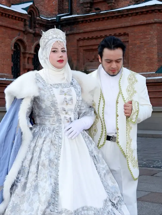 Penampilan Tasyi Athasyia bak ratu Rusia dengan hijab, satin glove dan mahkota berlian [@tasyiiathasya]