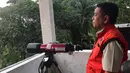 Gubernur Banten Andra Soni mengamati aktivitas Gunung Anak Krakatau melalui  alat teleskop di Pos Pemantau Gunung Anak Krakatau di Pasauran, Kabupaten Serang, Banten, Minggu, 6 September 2026. (KLY/Arie Basuki)