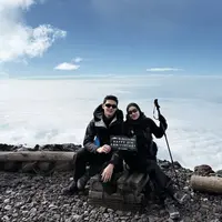 Lihat di sini tampilan pasutri good looking Rey Mbayang dan Dinda Hauw saat rayakan ulang tahun pernikahan yang ke-5 di Gunung Fuji. [@dindahw].