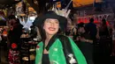 Beby Tsabina mengenakan jaket ojol saat merayakan pesta Halloween di sebuah bar. Hellowen seperti sudah menjadi pesta yang dirayakan oleh semua orang apalagi kalangan selebriti. (Instagram/bebytsabina)