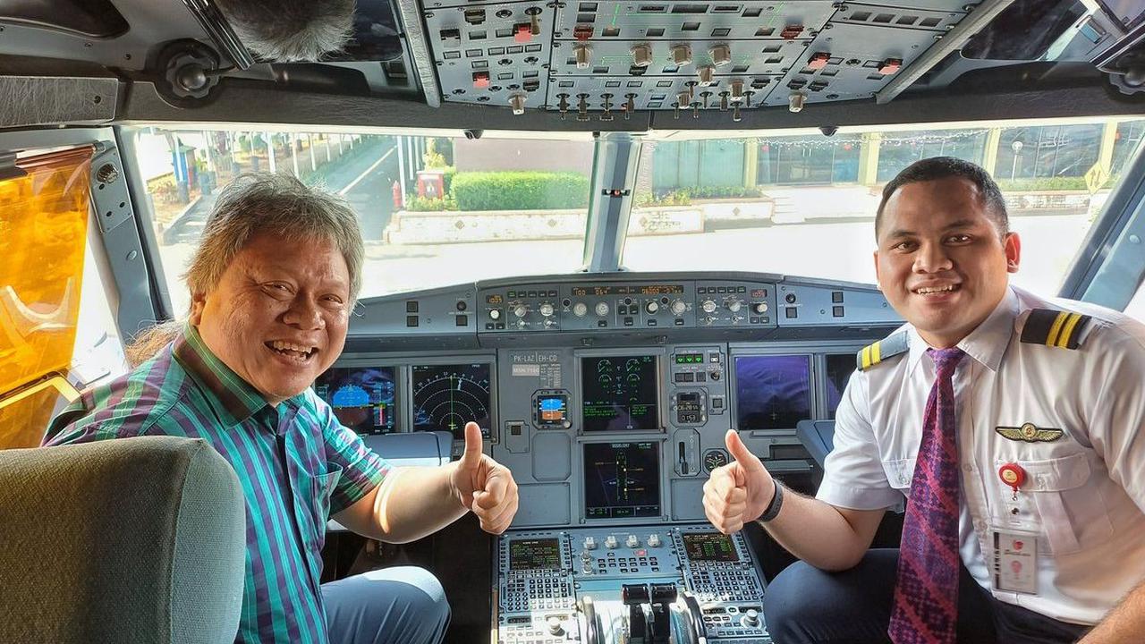 Alvin Lie mencontohkan dirinya yang masuk ke ruang kokpit pesawat bulan lalu. <br>
