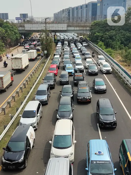 Sejumlah kendaraan terjebak kemacetan panjang di tol yang mengarah ke Bandara Soekarno-Hatta (Soetta), Tangerang, Banten, Selasa (10/11/2020). Kemacetan terjadi karena adanya penyambutan kepulangan pimipinan Front Pembela Islam (FPI) Rizieq Shihab. (Liputan6.com/Angga Yuniar)