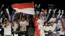 Suporter mengibarkan bendera merah putih saat menyaksikan Indonesia Open 2017 di JCC, Senayan, Jumat (17/6/2017). Ribuan suporter antusias memberi dukungan untuk atlet Indonesia. (Bola.com/M Iqbal Ichsan)