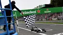 Pembalap Mercedes Nico Rosberg dari Jerman melintasi garis finish usai memenangkan Formula Satu (F1) Grand Prix Italia, di Monza, Italia Minggu (04/9). Rekan satu timnya, Lewis Hamilton, finis di urutan kedua. (REUTERS/Andrej Isakovic)