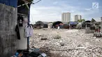Pemandangan bangunan semi permanen di Kampung Akuarium dengan latar belakang apartemen di Jakarta, Rabu (6/11). Sandi menjelaskan, rumah berlapis akan dibangun secara vertikal, tetapi tidak terlalu tinggi. (Liputan6.com/Faizal Fanani)
