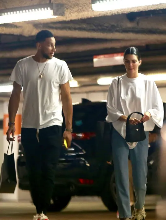 Usai itu, Kendall Jenner dan Ben Simmons semakin sering terlihat bersama dan tertangkap kamera. (CelebMafia)