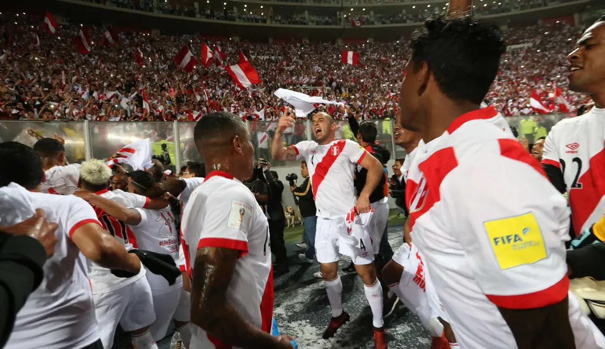 Pemain Peru merayakan kemenangan usai pertandingan melawan Selandia Baru pada leg kedua play-off interkontinental Piala Dunia 2018 di Estadio Nacional, Lima, (15/11). Peru menang atas Selandia dengan skor 2-0. (AFP Photo/Luka Gonzales)