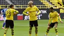 Pemain Borussia Dortmund merayakan gol yang dicetak oleh Thorgan Hazard ke gawang Schalke 04 pada laga Bundesliga di Stadion Signal Iduna Park, Sabtu (16/5/2020). Pandemi COVID-19 membuat pemain melakukan selebrasi jaga jarak. (AP/Martin Meissner)