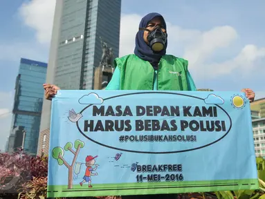 Seorang wanita yang tergabung dalam Masyarakat Peduli Lingkungan melakukan aksi untuk memperingati Hari Bumi Sedunia di Bundaran HI, Jakarta, Minggu (22/4).(Liputan6.com/Gempur M Surya)
