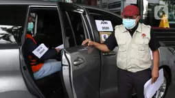 Tersangka suap pengadaan bantuan sosial penanganan COVID-19, Harry van Sidabukke (kiri) menjalani rekonstruksi perkara di Gedung KPK, Jakarta, Senin (1/2/2021). Rekonstruksi digelar untuk mengumpulkan bukti tambahan terkait suap pengadaan bansos penanganan COVID-19. (Liputan6.com/Helmi Fithriansyah)