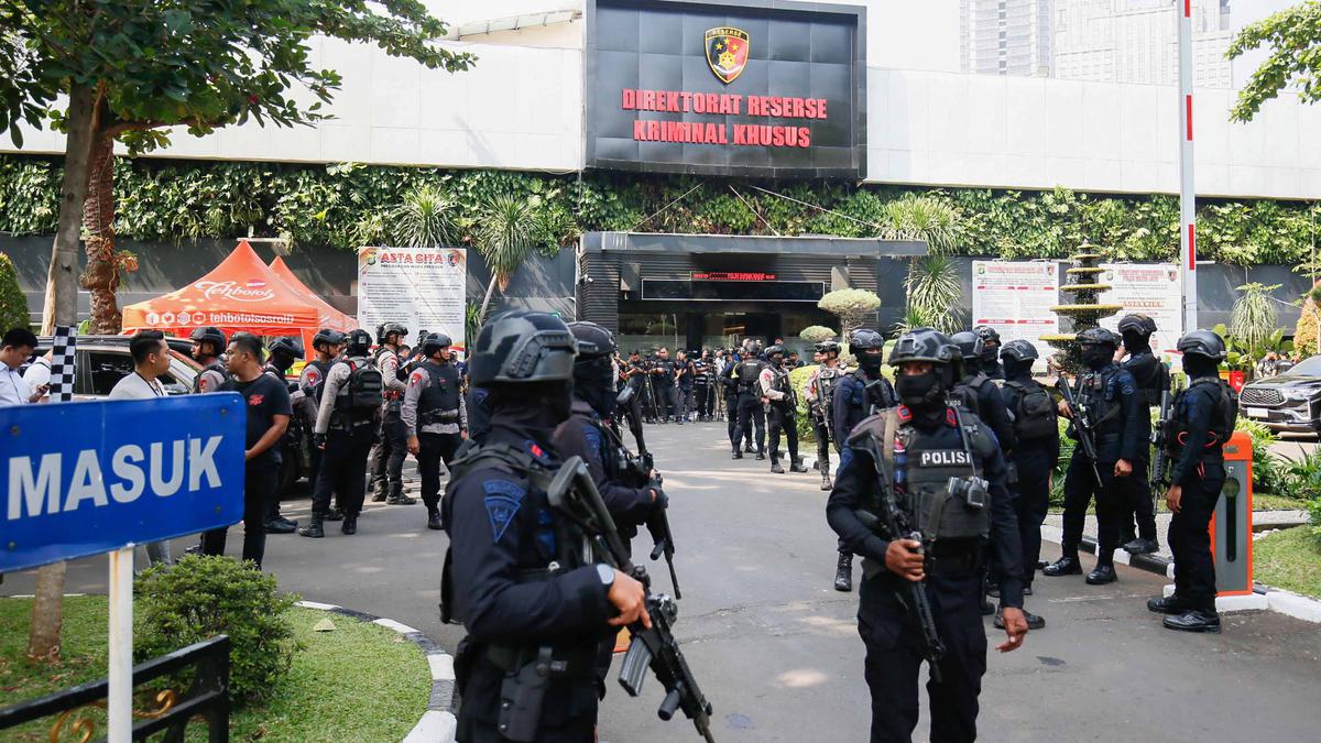 Barang Bukti Penggeledahan Rumah Mewah Sentul Dibawa ke Polda Metro Jaya - merdeka.com