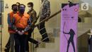 Bupati Banjarnegara periode 2017-2022, Budhi Sarwono (depan) jelang rilis penetapan tersangka dan penahanan di Gedung KPK Jakarta, Jumat (3/9/2021). Budhi Sarwono diduga meminta fee dari sejumlah perusahaan yang mendapat paket pengerjaan infrastuktur. (Liputan6.com/Helmi Fithriansyah)