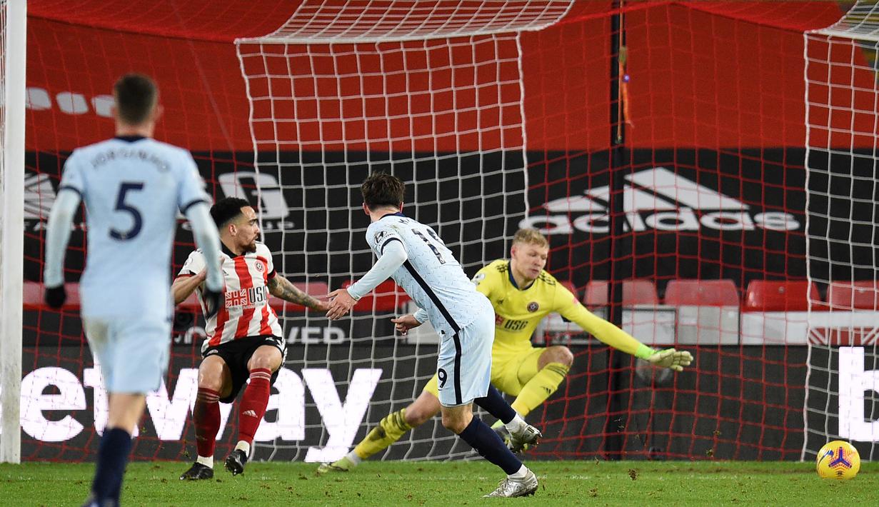Gelandang Chelsea, Mason Mount (tengah) melepaskan tendangan yang berbuah gol pertama ke gawang Sheffield United dalam laga lanjutan Liga Inggris 2020/21 pekan ke-23 di Bramall Lane, Minggu (7/2/2021). Chelsea menang 2-1 atas Sheffield United. (AFP/Oli Scarff/Pool)