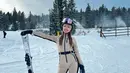 Olahraga yang hanya bisa dilakukan satu tahun sekali di alam, yaitu bermain ski salju di Lake Tahoe, California ini menjadi salah satu tujuan banyak selebriti Indonesia. Di tempat ini Wilo menikmati serunya bermain ski dengan gayanya yang menawan. (Liputan6.com/IG/@natashawilona12)