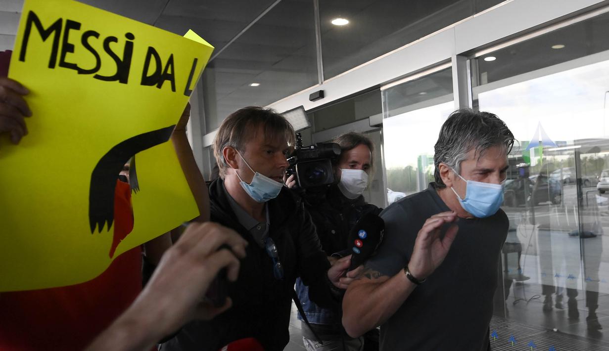Ayah sekaligus agen Lionel Messi, Jorge Messi, tiba di Bandara, Barcelona, Rabu (2/9/2020). Kedatangan ayah Messi tersebut untuk membahas masa depan anak nya di Barcelona. (AFP/Lluis Gene)