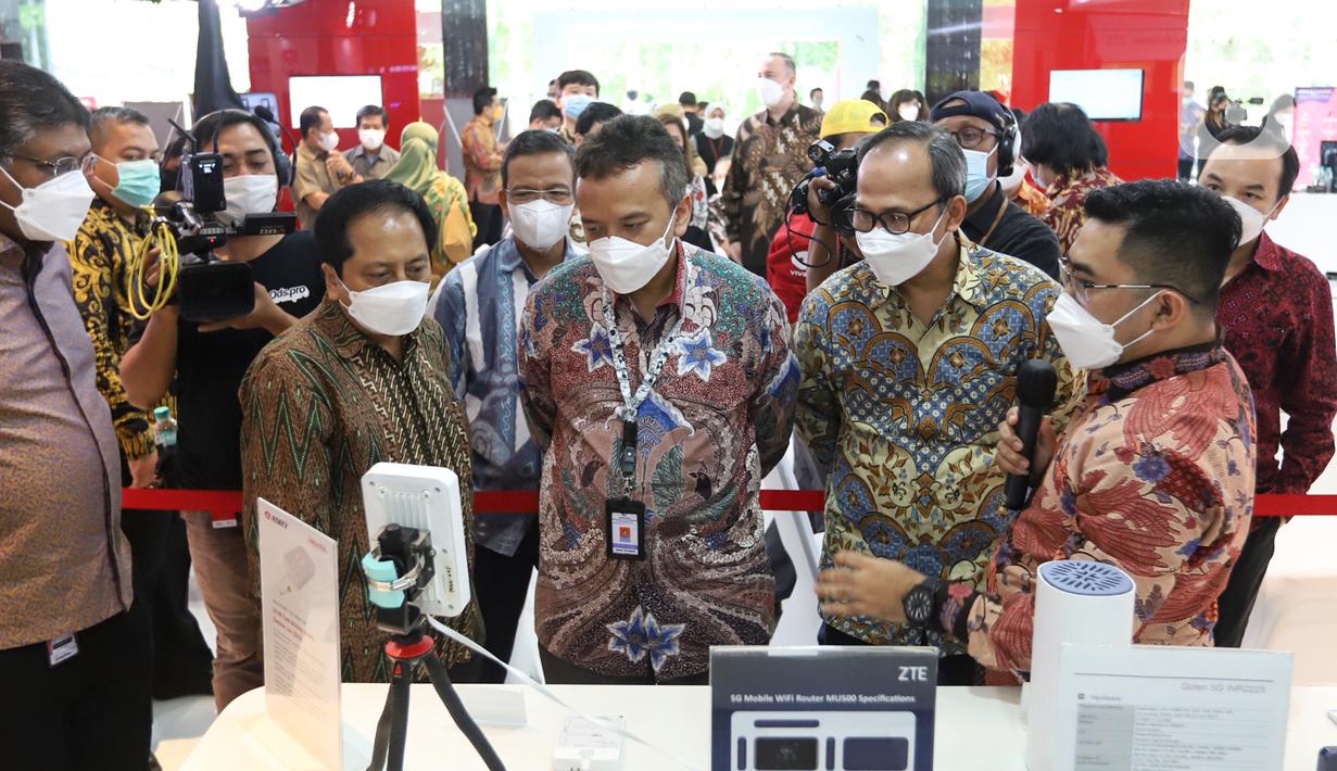 President Director smartfren Merza Fachys (kedua kiri), Direktur Penataan Spektrum Sumber Daya Frekuensi Radio Kominfo Denny Setiawan dan Direktur Standardisasi Perangkat Pos dan Informatika Mulyadi saat melihat Uji Coba 5G Tahap Dua di Jakarta, Kamis (17/6/2021). (Liputan6.com/Pool/smartfren)