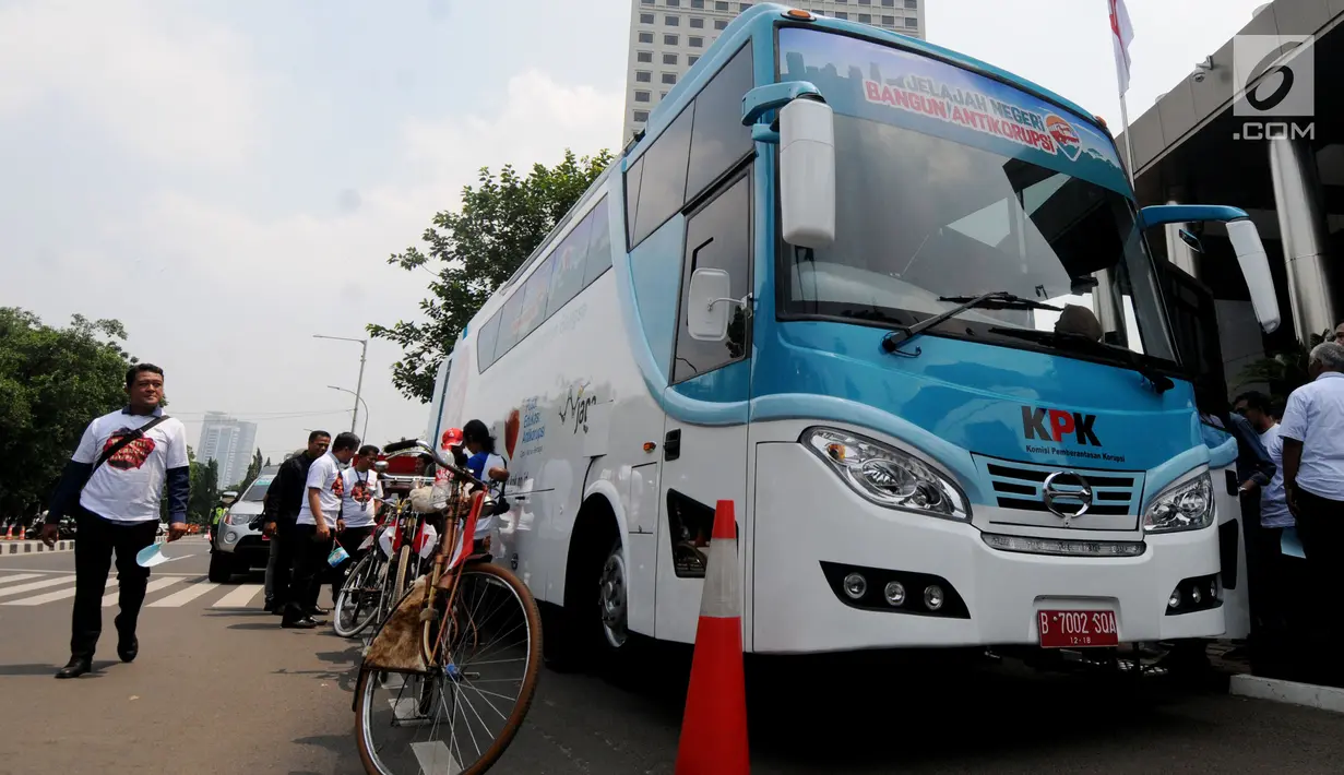 Komisi Pemberantasan Korupsi (KPK) meluncurkan bus "Jelajah Negeri Bangun Antikorupsi" di Jakarta, Senin (24/9). Bus yang bakal jelajahi 11 kota di Tanah Air itu bertujuan mengkampanyekan dan mengedukasi gerakan antikorupsi. (Merdeka.com/Dwi Narwoko)