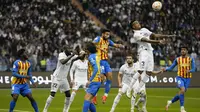 Eder Militao dari Real Madrid melompat untuk merebut bola pada pertandingan semifinal Piala Super Spanyol antara Real Madrid dan Valencia di Riyadh, Arab Saudi, Rabu, 11 Januari 2023. (AP Photo/Hussein Malla)