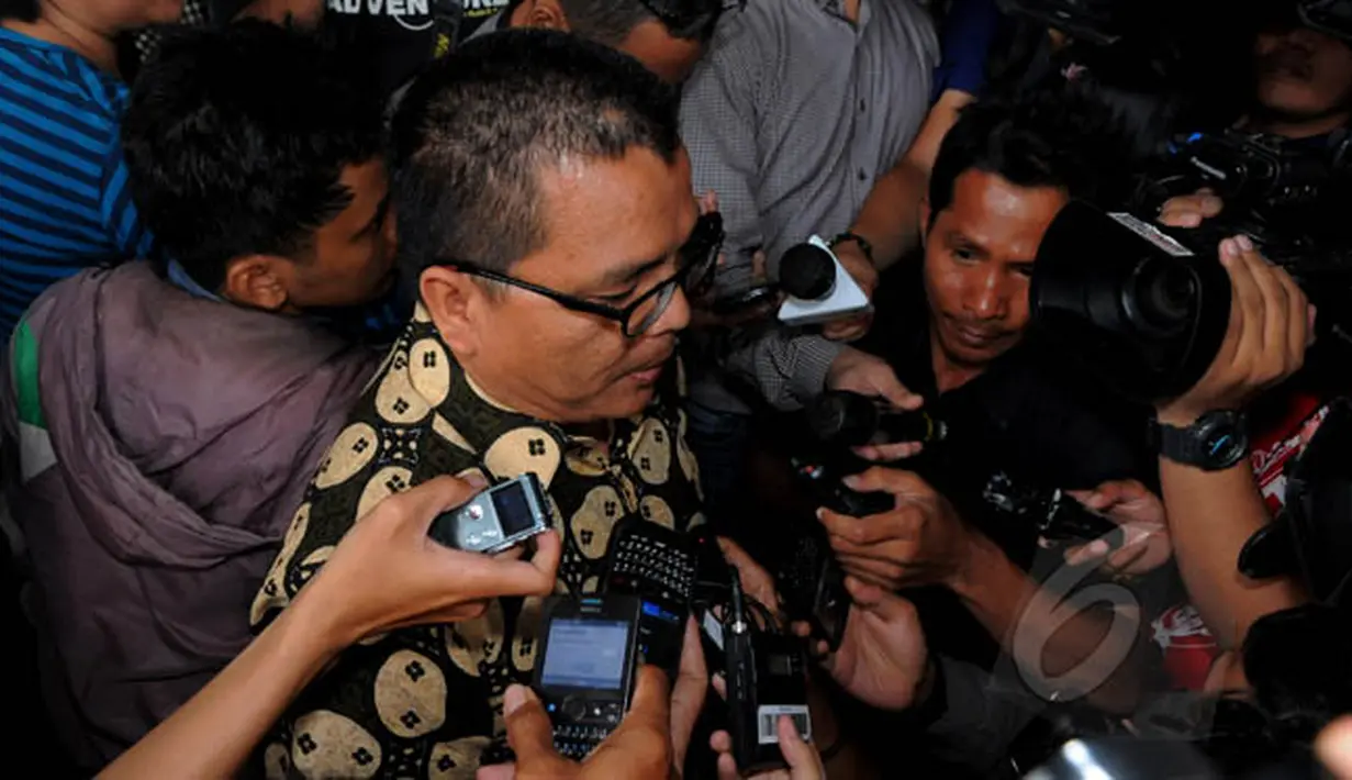 Pengamat hukum, Denny Indrayana saat tiba di Gedung KPK, Jakarta, Selasa (17/2/2015). Kedatangan Denny untuk membahas berbagai persoalan yang kini dihadapi KPK bersama pimpinan KPK. (Liputan6.com/Faisal R Syam)