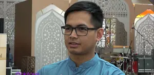 Tommy Kurniawan punya pengalaman mengharukan saat ia umrah bersama sahabatnya almarhum Adi Firansyah