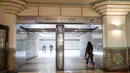 Polisi terlihat di peron saat penumpang berjalan melalui pintu masuk Red Line di Union Station, pusat kota Los Angeles, Rabu (17/3/2021). Penyelenggara Academy Awards ke-93 atau Oscars 2021 akan digelar di dua lokasi berbeda, yakni Dolby Theater dan stasiun kereta Union Station. (VALERIE MACON/AFP)
