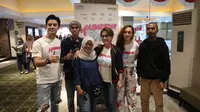 Para pemain film Mahasiswi Baru saat nonton bareng fans