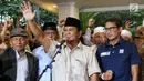 Pasangan capres-cawapres nomor urut 02 Prabowo Subianto (tengah) dan Sandiaga Uno (kanan) memberi keterangan kepada awak media di Rumah Kertanegara, Jakarta, Kamis (18/4). Prabowo kembali mendeklarasikan menang Pilpres 2019. (Liputan6.com/JohanTallo)