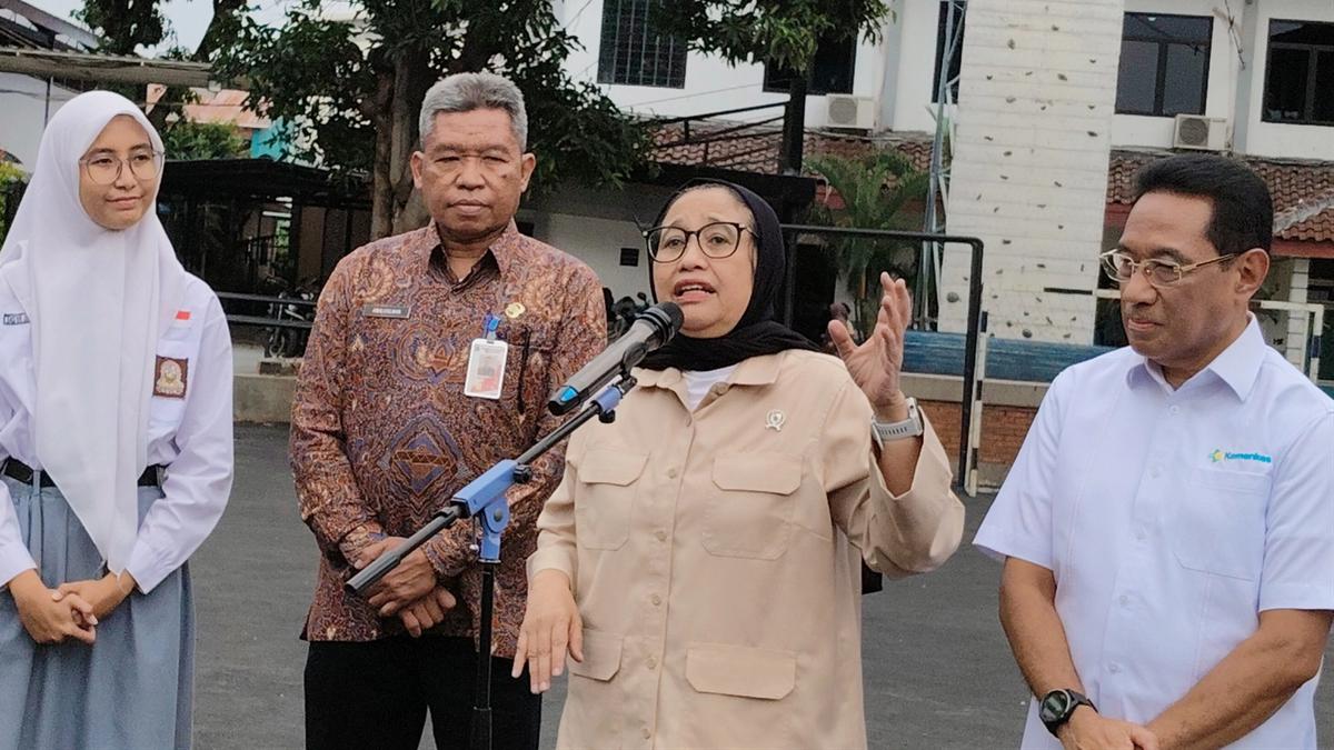 Wakil Kepala Badan Gizi Nasional (BGN) Nanik S Deyang saat berada di SMKN 1 Jakarta.
