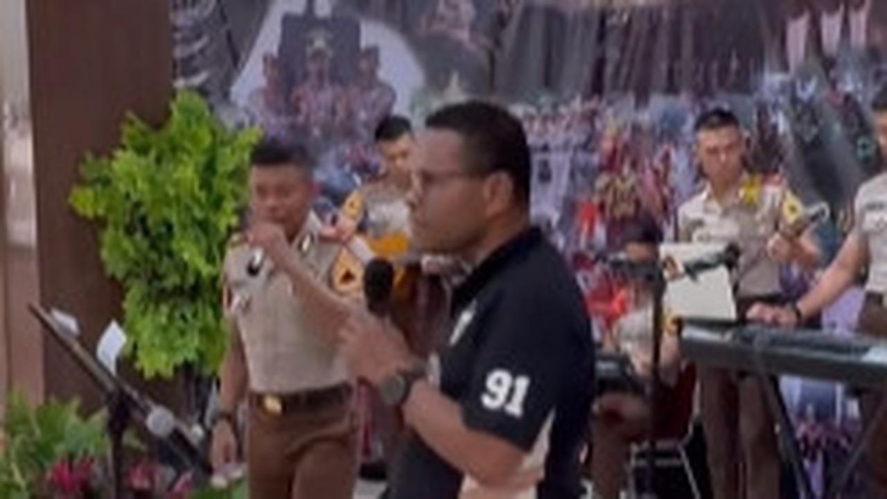Duet Asyik Jenderal Papua dengan Putranya Taruna Akpol, Suara Merdu Curi Perhatian 'Like Father Like Son