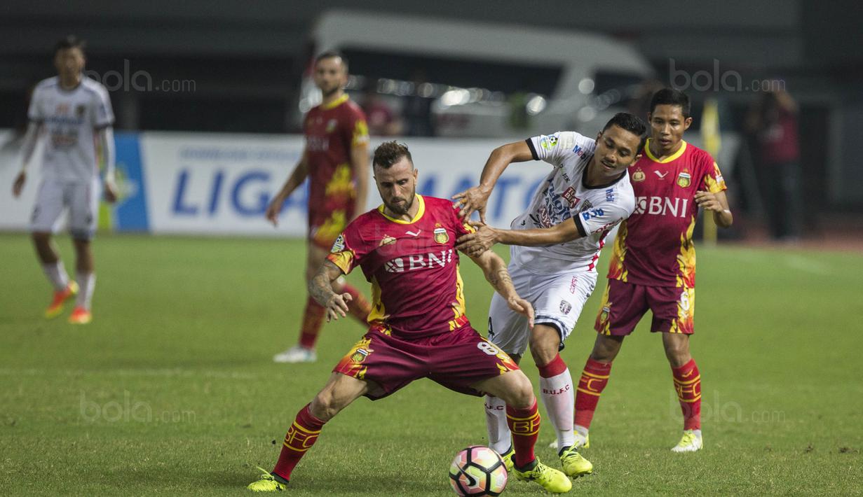 Gelandang Bhayangkara FC, Paulo Sergio, berusaha melewati bek Bali United, Ricky Fajrin, pada laga Liga 1 Indonesia di Stadion Patriot, Bekasi, Jumat (29/9/2017). Bhayangkara menang 3-2 atas Bali. (Bola.com/Vitalis Yogi Trisna)