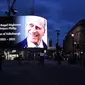 Penghormatan untuk Pangeran Philip, yang meninggal, diproyeksikan ke layar besar di Piccadilly Circus di London, Jumat (9/4/2021). Pangeran Philip menghabiskan sebulan di rumah sakit awal tahun ini sebelum diperbolehkan pulang pada 16 Maret untuk kembali ke Kastil Windsor. (AP/Alberto Pezzali)