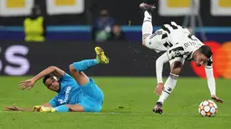 Bek Juventus, Mattia De Sciglio berebut bola dengan pemain Zenit St. Petersburg, Douglas Santos pada pertandingan Grup H Liga Champions di Gazprom Arena di St.Petersburg, Rusia, Kamis (21/10/2021). Juventus menang atas Zenit St. Petersburg 1-0. (AP Photo/Dmitry Lovetsky)