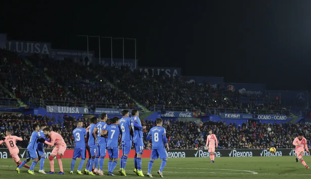 Striker Barcelona, Lionel Messi, melepaskan tendangan bebas ke gawang Getafe pada laga La Liga di Stadion Alfonso Perez, Minggu (6/1). Barcelona menang 2-1 atas Getafe. (AP/Manu Fernandez)