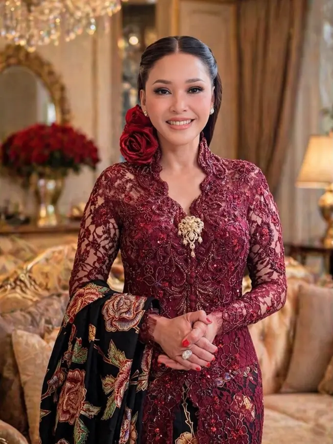 Pesona Kartini Era Kini, Maia Estianty Tampil Anggun dalam Balutan Kebaya Merah Anne Avantie
